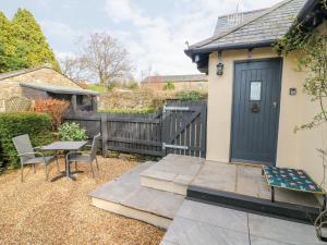 a backyard with a blue door and a table and chairs at 5 Lake House in Lancaster