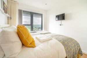 Voodi või voodid majutusasutuse Newquay Fistral Beach View toas