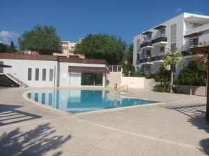una piscina frente a un edificio en Amathousa Coastal Heights D202 en Limassol