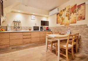 a kitchen with a table and chairs and a counter at CASA DEI NONNI - Tresca Vecchia Apartment - Bari in Bari