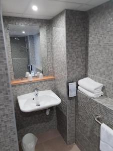 Ванная комната в The Originals City - Hotel Restaurant A Pic