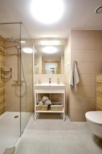 y baño con lavabo y ducha. en NORTH Apartments, SunSetView 507, en Kołobrzeg