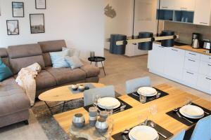 ダンガストにあるApartment Lüttje Heimat, Am Alten Deich 4-1 12のソファとテーブルのあるリビングルーム