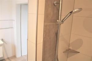 ダンガストにあるApartment Lüttje Heimat, Am Alten Deich 4-1 12の浴室のガラス扉付きシャワー +34枚の写真