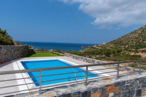 Výhled na bazén z ubytování Aquamarine Villas nebo okolí
