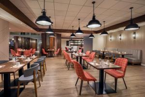Restaurace v ubytování Holiday Inn Montreal Longueuil by IHG