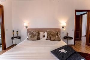 A bed or beds in a room at Appartamento San Teodoro centro