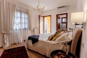 A bed or beds in a room at Appartamento San Teodoro centro