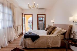 A bed or beds in a room at Appartamento San Teodoro centro