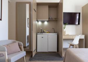 Gallery Suites & Residences Piraeus的厨房或小厨房