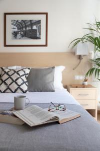 Gallery Suites & Residences Piraeus客房内的一张或多张床位
