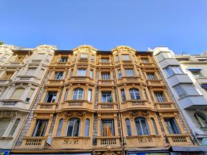 d'un grand bâtiment jaune avec balcon. dans l'établissement Nestor&Jeeves - SIXTIES - Central - Very close sea - Retro, à Nice
