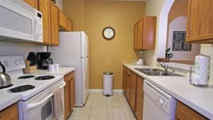 A kitchen or kitchenette at Luxury Contemporary Style Condo on Windsor Hills Resort, Orlando Condo 4850