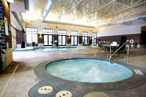 ein großes Schwimmbecken in einem großen Raum mit einem Pool in der Unterkunft Riverside Casino & Golf Resort in Riverside