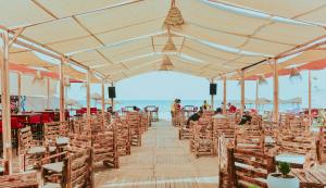 スースにあるHotel Royal Jinene Sousseの浜辺のテント下結婚式