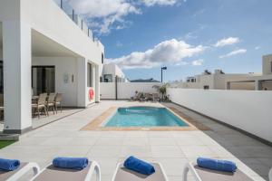 una piscina en el tejado de una casa en Casa Dubh Linn, en Playa Blanca