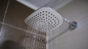 a shower head with water coming out of it at Kamaleb Farallones Hotel in Quibdó