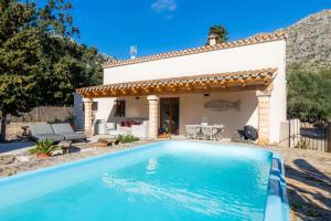 Villa con piscina frente a una casa en Can Punxa de Siquier, en Pollensa