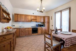 A kitchen or kitchenette at casa chiara