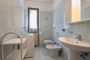A bathroom at casa chiara