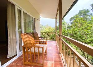 Flower Valley Plantation Homestay的阳台或露台