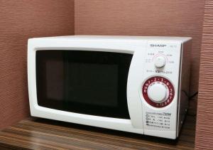 a white microwave sitting on top of a counter at APA Hotel Shin Osaka Minamikata Ekimae in Osaka