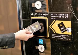 a person holding a credit card in a vending machine at APA Hotel Shin Osaka Minamikata Ekimae in Osaka