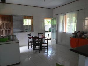 Η κουζίνα ή μικρή κουζίνα στο Casa Cachoeira Crepúsculo +23 φωτογραφίες