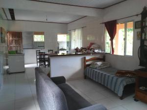 Χώρος καθιστικού στο Casa Cachoeira Crepúsculo