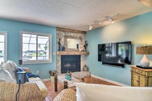 sala de estar con chimenea y TV en Coral Shores Waterfront Oasis with Private Dock! en Bradenton