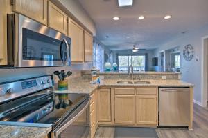 cocina con fregadero y fogones horno superior en Swim, Golf, Play - Beachy River Oaks Condo! en Myrtle Beach