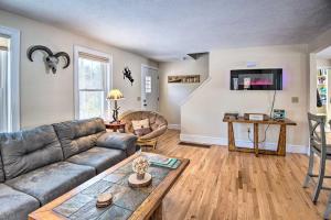 sala de estar con sofá y mesa en Gilford Home with Forest View, by Lake Winnepesaukee en Gilford