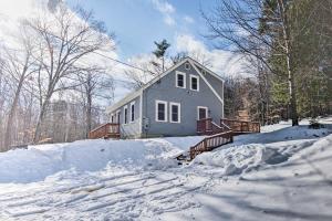 Gilford Home with Forest View, by Lake Winnepesaukee žiemą