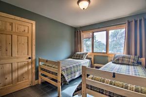 une chambre avec deux lits et une fenêtre dans l'établissement Estes Park Home with AC - half Mi to Lake and Downtown!, à Estes Park
