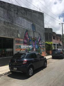 Un coche negro aparcado delante de un edificio en Margaritas101, en Cancún