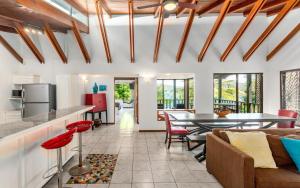 uma cozinha e sala de estar com mesa e cadeiras em 4-Bedroom Cliffside Home with Pool on Secluded Beach em Playa Flamingo