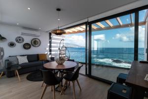 Home at Azores - Oasis House في ساو روكي: غرفة معيشة مطلة على المحيط