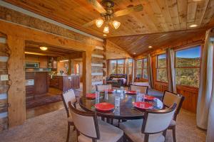 comedor con mesa y sillas en una cabaña en Stunning Cabin: 7 Acres, 360 Views, 20min to Park!, en Sevierville 58 fotos más