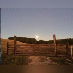 uma cerca num campo com a lua no céu em Casa de Campo - Cambará do Sul em Cambará
