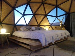 Postel nebo postele na pokoji v ubytování Tatooine Stars Camp