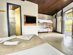 Vila Pequeá Pousada Ilhabela客房内的一张或多张床位