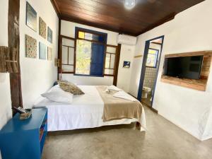 Vila Pequeá Pousada Ilhabela客房内的一张或多张床位