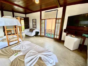 Vila Pequeá Pousada Ilhabela客房内的一张或多张床位