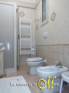 加里波利的住宿－Le meraviglie del Mare，浴室配有卫生间、盥洗盆和浴缸。
