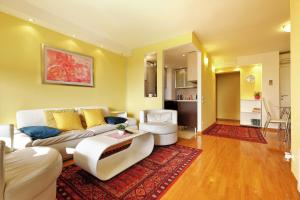 una sala de estar con un sofá y dos sillas en Apartment Bella Art, en Belgrado
