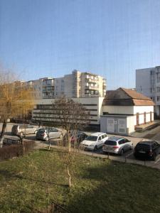 een parkeerplaats met auto's geparkeerd voor een gebouw bij Sighisoara apartment in Sighişoara
