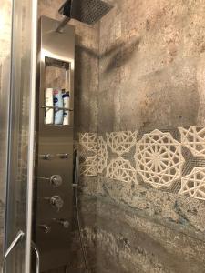 een douche met een glazen deur in een badkamer bij Sighisoara apartment in Sighişoara +23 foto's