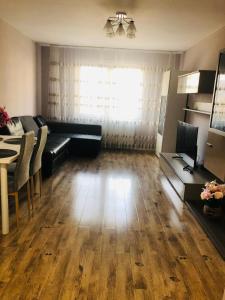 een woonkamer met een bank en een tafel bij Sighisoara apartment in Sighişoara