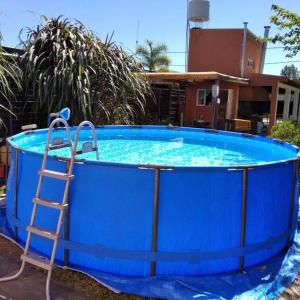 a ladder sitting next to a large blue pool at RULITOS DE SOL in Gualeguaychú