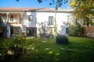 Vrt pred nastanitvijo 8 bedrooms house with enclosed garden and wifi at Sardon de Duero